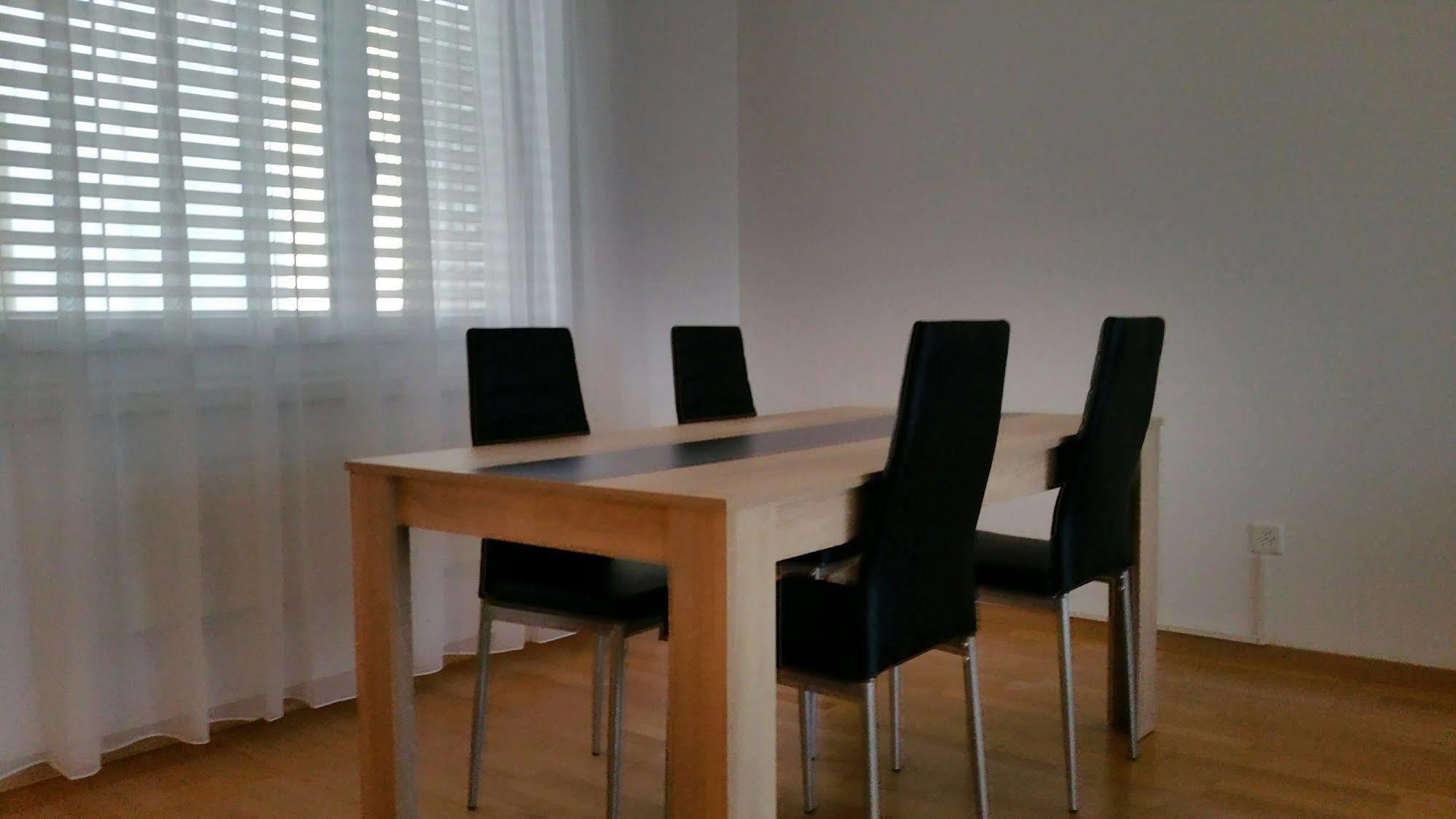 Max Aviation Villa & Apartments Берн Екстериор снимка